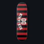 Name: Black and Red Rugby Jersey Streifen Skateboard<br><div class="desc">Ein personalisiertes sportliches und männliches Motiv für die Typ und Jungen in Ihrer Familie. Dieses Sportdesign ist perfekt für alle Sportler, die Fußball oder Baseball spielen. Ein kühnes und modernes Design mit einem Bereich für maßgeschneiderten Text oder Monogramm. Wenn Sie das Kunstwerk anpassen oder den Schriftart ändern möchten, können Sie...</div>