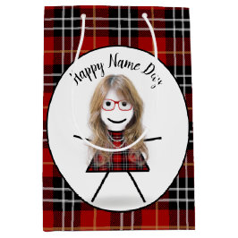 Name Day Strichfigur-Mädchen auf Tartan Kariert Mittlere Geschenktüte