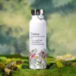 Name Definition mit moderner Wildblume Trinkflasche<br><div class="desc">Wildblume Wasserflasche mit individuelle Name-Definition. Die Personalisierungsvorlage ist für Sie bereit, Ihren Namen und Ihre ausgewählte Definition hinzuzufügen, indem Sie 3 persönliche Eigenschaften, Eigenschaften oder Fähigkeiten auflisten, die wahr, lustig, gut oder schlecht sein könnten. Das Design umfasst wilde Blume in Aquarellland, darunter Mohn, Daisy, Maisblume, Konflower und Klee. Es ist...</div>