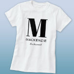 Name der Bridesmaid Monogram T-Shirt<br><div class="desc">Moderne Typografie minimalistisches Monogramm Namensdesign,  das auf Personalisierung umgestellt werden kann. Ideal,  um Ihrer Bridesmaid für all ihre Hilfe und Unterstützung zu danken,  um Ihre Hochzeit phantastisch zu machen. Ideal für Brautparty,  Junggeselinnen-Abschied oder als Geschenk für Ihre Hochzeitsfeier.</div>