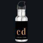 Name der dunkelgoldfarbenen Monogramm-Initialen Edelstahlflasche<br><div class="desc">Ein klassischer schwarzer Hintergrund. Golden und weiß farbiger Text. Personalisieren Sie Ihre Monogramm-Initialen und Ihren Namen und fügen Sie sie hinzu. Für ihn und sie.</div>