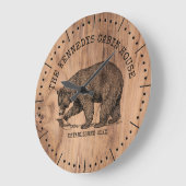 Name der Familie Black Bear Rustic Wohn Cabin Hous Große Wanduhr (Winkel)