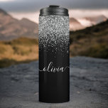 Name der Girl-Fitness-Monogram-Glitzer Thermosbecher<br><div class="desc">Black and Silver Sparkle Glitzer gebürstetes Metall Monogram Name Drink Tumbler. Das macht den perfekten 16 Geburtstag,  Hochzeit,  Brautparty,  Jubiläum,  Babydusche oder Junggeselinnen-Abschied Geschenk für jemanden,  der Lieben glamourösen Luxus und schicke Stile.</div>