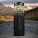 Name der Girl-Monogram-Glitzer Thermosbecher<br><div class="desc">Black and Gold Sparkle Glitzer Brushed Metal Monogram Name Drink Tumbler. Das macht den perfekten 16 Geburtstag,  Hochzeit,  Brautparty,  Jubiläum,  Babydusche oder Junggeselinnen-Abschied Geschenk für jemanden,  der Lieben glamourösen Luxus und schicke Stile.</div>