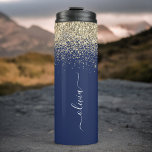 Name der Girl Monogram, Navy Blue Gold Glitzer Thermosbecher<br><div class="desc">Navy Blau und Gold Sparkle Glitzer Brushed Metal Monogram Name Drink Tumbler. Das macht den perfekten 16 Geburtstag,  Hochzeit,  Brautparty,  Jubiläum,  Babydusche oder Junggeselinnen-Abschied Geschenk für jemanden,  der Lieben glamourösen Luxus und schicke Stile.</div>