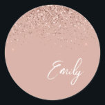 Name der Girl Rose Gold Monogram Glam Runder Aufkleber<br><div class="desc">Girly Rose Gold - Blush Pink Imitate Foil Metallic Sparkle Glitzer gebürstete Metal Monogram Name und Initial Paper Party Aufkleber Adressenmarken. Das macht den perfekten 16 Geburtstag,  Hochzeit,  Brautparty,  Jubiläum,  Babydusche oder Junggeselinnen-Abschied Geschenk für jemanden,  der Lieben glamourösen Luxus und schicke Stile.</div>