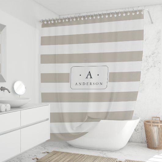 Name der Greige Stripe-Familie und Monogramm Duschvorhang