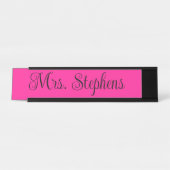 Name der kalligraphischen Schrift in heiß rosa und Schreibtischnamensplakette (Vorderseite )