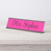 Name der kalligraphischen Schrift in heiß rosa und Schreibtischnamensplakette (Vorderseite )