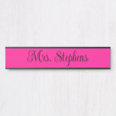 Name der kalligraphischen Schrift in heiß rosa und Türschild (Vorderseite )