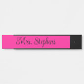 Name der kalligraphischen Schrift in heiß rosa und Türschild (Vorderseite )