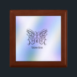 Name der lila blauen Holografie-Schmetterlingsmono Erinnerungskiste<br><div class="desc">Ein eleganter schwarzer Schmetterling auf einem lila,  blauen Holografen. Ihr Name ist unten in einem spielerischen Schriftart geschrieben.</div>