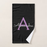 Name der lila schwarzen Girl-Script-Monogram Handtuch<br><div class="desc">Schwarzes und Lila einfaches Script Monogram Name Bath Handtuch. Das macht den perfekten 16 Geburtstag,  Hochzeit,  Brautparty,  Jubiläum,  Babydusche oder Junggeselinnen-Abschied Geschenk für jemanden,  der Lieben glamourösen Luxus und schicke Stile.</div>
