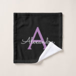 Name der lila schwarzen Girl-Script-Monogram Waschlappen<br><div class="desc">Schwarzes und Lila einfaches Script Monogram Name Bath Handtuch. Das macht den perfekten 16 Geburtstag,  Hochzeit,  Brautparty,  Jubiläum,  Babydusche oder Junggeselinnen-Abschied Geschenk für jemanden,  der Lieben glamourösen Luxus und schicke Stile.</div>