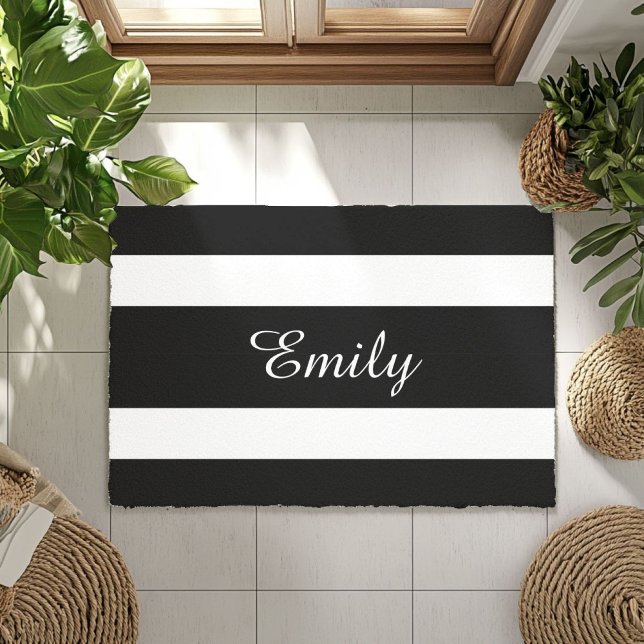Name der modernen schwarzen und weißen Streifen Fußmatte (Modern Black And White Stripes Name Doormat)
