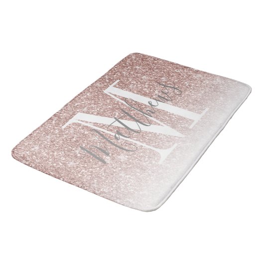 Name der Monogram-Rose Gold Glitzer Monogram Badematte (Schrägansicht)