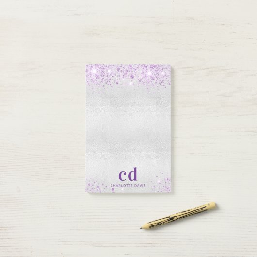 Name der Monogramm-Initialen des lila Glitzer Post-it Klebezettel (Auf Schreibtisch)