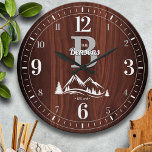 Name der Mountain Zuhause Family Große Wanduhr<br><div class="desc">Spaß,  personalisierter Familienname und Monogramm-Design. Macht das perfekte Geschenk für ein Haus Erwärmung,  Hochzeit,  oder jeden Anlass! Winterlich schneebedeckte Berggipfel und Pinienbäume auf einem tiefen,  reichen Ahornholz aus Imitaten.</div>
