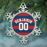 Name der Navy Blue und Red Rugby Stripes Schneeflocken Zinn-Ornament<br><div class="desc">Ein personalisiertes sportliches und männliches Motiv für die Typ und Jungen in Ihrer Familie. Dieses Sportdesign ist perfekt für alle Sportler, die Fußball oder Baseball spielen. Ein kühnes und modernes Design mit einem Bereich für maßgeschneiderten Text oder Monogramm. Wenn Sie das Kunstwerk anpassen oder den Schriftart ändern möchten, können Sie...</div>