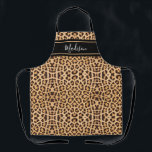 Name der neuen Leopard Animal Print Monogram Schürze<br><div class="desc">Cook im Stil mit dieser modernen Chic Leopard Animal Print Monogram Name Schürze. Es ist ein elegantes Design mit einem braunen und schwarzen Tierprint Hintergrund und einem schwarzen horizontalen Streifen über den Brustbereich. Personalisiert mit Namen in der modernen Schrift Schrift Schrift. Klicken Sie auf "Vorlage personalisieren" und geben Sie Ihren...</div>
