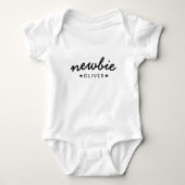 Name der Newbie | Moderner Minimalistischer Star S Baby Strampler (Vorderseite)