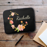 Name der niedlichen Schwarzen Blume und der modern Laptopschutzhülle<br><div class="desc">Laptop Sleeve mit schwarzem Hintergrund mit orangefarbenen,  rosa und grünen Blume und einem benutzerdefinierten Monogramm mit Vornamen</div>