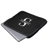 Name der personalisierten, eleganten Schwarz-Weiß- Laptopschutzhülle (Vorne Knopf)