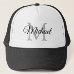 Name der personalisierten Monogramm: weiß und schw Truckerkappe<br><div class="desc">Personalisierter Monogram Name Weiß und Schwarz Unisex Baseball Cap Template Unisex Elegant Trendy Trucker Hut.</div>