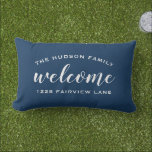 Name der Personalisierten Navy-Familie: Kissen Für Draußen<br><div class="desc">Einfach stylische Lumbalwurfkissen mit der Funktion "Willkommen" moderner Schrift in Weiß mit eigenem Bogentext, der mit dem Nachnamen Monogramm Ihrer Familie und Ihrer Straßenadresse personalisiert werden kann. Zwei Seiten Design auf der Vorder- und Rückseite inklusive. Der weiße und marineblau Hintergrund kann so verändert werden, dass er mit Ihrer Wohngestaltung koordiniert...</div>