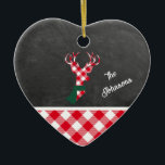 Name der Red Kariert Reindee Chalkboard Familie Keramik Ornament<br><div class="desc">Dieses schwarze Kalkboard-Design ist mit kariertem Rot und Weiß bestickt und verfügt über einen passenden Rentier... mit einem festlichen grünen Schal geschmückt! Personalisieren Sie Ihre persönlichen Daten mit dem Namen Ihres oder Ihrer Lieben. Textstile,  -größen und -farben können geändert werden. Verwenden Sie dazu das Menü Bearbeiten.</div>