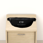Name der Schwarz-weißen Monogramm-Initialen Bauchtasche<br><div class="desc">Schwarzer Hintergrund,  weißer Text. Personalisieren und fügen Sie Ihre Monogramm-Initialen und vollständigen Namen.</div>