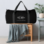 Name der Schwarz-weißen Monogramm-Initialen Duffle Bag<br><div class="desc">Schwarzer Hintergrund,  weißer und grauer Text. Personalisieren und fügen Sie Ihren Vornamen,  Monogramm-Initialen und vollständigen Namen.</div>