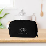 Name der Schwarz-weißen Monogramm-Initialen Waschbeutel<br><div class="desc">Schwarzer Hintergrund,  weißer und grauer Text. Personalisieren und fügen Sie Ihren Vornamen,  Monogramm-Initialen und vollständigen Namen.</div>