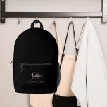 Name der schwarzen Monogrammbuchstaben Bedruckter Rucksack<br><div class="desc">Schwarzer Hintergrund,  weißer und goldener Text. Personalisieren und fügen Sie Ihren Vornamen,  Monogramm-Initialen und vollständigen Namen.</div>