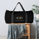 Name der schwarzen Monogrammbuchstaben Duffle Bag<br><div class="desc">Schwarzer Hintergrund,  weißer und goldener Text. Personalisieren und fügen Sie Ihren Vornamen,  Monogramm-Initialen und vollständigen Namen.</div>