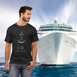 Name der Seefahrer-Monogrammbezeichnung T-Shirt<br><div class="desc">Schwarzer Hintergrund,  mit einem silbernen Anker aus Imitaten verziert. Personalisieren und fügen Sie Ihre Monogramm-Initialen und vollständigen Namen.</div>