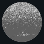 Name der Silver Gray Girly Glitzer Sparkle Monogra Runder Aufkleber<br><div class="desc">Silber und grau,  glatter Glitzer,  Markierungen für Monogramme aus gebürstetem Metall und Anfangsbuchstaben des Party. Das macht den perfekten 16 Geburtstag,  Hochzeit,  Brautparty,  Jubiläum,  Babydusche oder Junggeselinnen-Abschied Geschenk für jemanden,  der Lieben glamourösen Luxus und schicke Stile.</div>