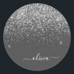 Name der Silver Gray Girly Glitzer Sparkle Monogra Runder Aufkleber<br><div class="desc">Silber und grau,  glatter Glitzer,  Markierungen für Monogramme aus gebürstetem Metall und Anfangsbuchstaben des Party. Das macht den perfekten 16 Geburtstag,  Hochzeit,  Brautparty,  Jubiläum,  Babydusche oder Junggeselinnen-Abschied Geschenk für jemanden,  der Lieben glamourösen Luxus und schicke Stile.</div>
