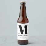 Name der Trauzeuge Monogramm Bierflaschenetikett<br><div class="desc">Moderne Typografie minimalistisches Monogramm Namensdesign,  das auf Personalisierung umgestellt werden kann. Ideal,  um Ihrem Trauzeuge für all ihre Hilfe und Unterstützung zu danken,  um Ihre Hochzeit phantastisch zu machen.</div>