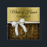 Name der Trauzeugin "White & Gold Ribbon Wedding" Button<br><div class="desc">Diese lustigen Tasten dienen sowohl als Namensschilder als auch als Favorit für Ihre Trauzeugin. Ideal für das Brautparty, Probe Dinner oder jedes Mal, wenn Sie gewollt, um wichtige Mitglieder Ihrer Hochzeitsfeier zu identifizieren. Sie sind als Teil unserer White & Gold Ribbon Wedding Collection konzipiert und verfügen über ein weißes Band...</div>