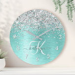 Name des aquamarin gebürsteten Metalls Silber Glit Runde Wanduhr<br><div class="desc">Dieses trendige,  schicke Round-Clock-Design mit hübschem silberfarbenem Glitzer auf aquamarinem,  gebürstetem metallischem Hintergrund ist einfach zu personalisieren.</div>