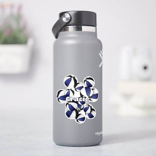 Name des Athleten auf dem Haufen blauer schwarzer Aufkleber (HydroFlask)