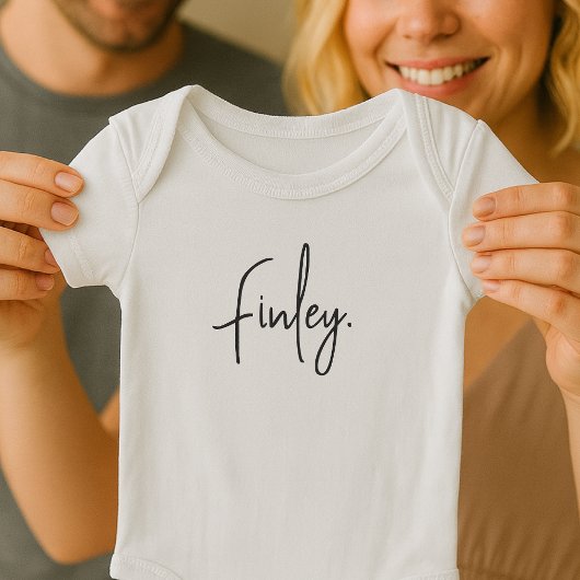 Name des Babys Minimalistisches Script Typografie  Baby Strampler