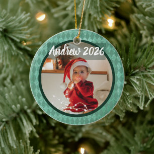 Name des Babys zum ersten Weihnachtsfoto auf grüne Keramik Ornament