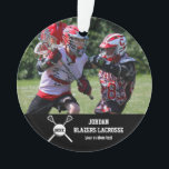 Name des benutzerdefinierten Lacrosse-Fotosammlung Ornament<br><div class="desc">Zeigen Sie Ihrem Team Stolz mit diesen speziellen Lacrosse Sticks und dem Ball Foto Design mit Ihren hochgeladenen Fotos und dem eigenen Text. Geben Sie den Namen oder Teamname Ihres Spielers, das Jahr oder die Jersey-Nummer ein. Ein tolles Ende der Saison Geschenk oder Coach's Geschenk. Ändern Sie die Hintergrundfarbe entsprechend...</div>