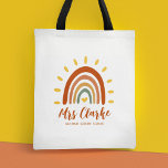 Name des benutzerdefinierten Lehrers Boho Rainbow  Tragetasche<br><div class="desc">Der Individuelle Name Boho Earth Tone Rainbow Sun Tote Sack ist ein einzigartiges und stilvolles Accessoire, das bohemianische und erdige Elemente mit einer lebendigen Regenbogensonne kombiniert. Neben der auffallenden Grafik kann die Tasche auch mit dem Namen Ihres Lehrers, der Note oder einem anderen Zitat abgestimmt werden, ob es um Freundlichkeit...</div>
