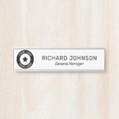 Name des benutzerdefinierten Logos Name des Mitarb Türschild (Vorderseite )