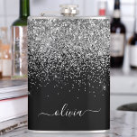 Name des benutzerdefinierten Monogramms für den Si Flachmann<br><div class="desc">Silber und Schwarz Sparkle Glitzer Pinseleinfarben Monogramm Name und Initial Party Flask. Das macht den perfekten 16 Geburtstag,  Hochzeit,  Brautparty,  Jubiläum,  Babydusche oder Junggeselinnen-Abschied Geschenk für jemanden,  der Lieben glamourösen Luxus und schicke Stile.</div>