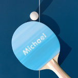 Name des blauen Meerwassers Tischtennis Schläger<br><div class="desc">Die Wellen des Ozeans sind ruhig,  die Wellen sind sanft und zart in den Meeresfarben hellblauer Pastellfarben in horizontalen Streifen. Personalisieren Sie Ihren Namen auf der Vorderseite,  weiße Buchstaben.</div>