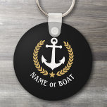 Name des Bootes Anchor Gold Style Laurel Star Navy Schlüsselanhänger<br><div class="desc">Ein Personalisierter Schlüsselanhänger mit Ihrem Bootsnamen,  Familiennamen oder anderen gewünschten Texten. Mit einem speziell entwickelten nautischen Bootsanker,  goldenen Blätter und Sternemblem auf schwarz oder passen die Primärfarbe leicht an Ihr aktuelles Thema an. Das ist ein toller Anlass.</div>